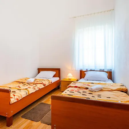2 Bedroom Gorgeous In *