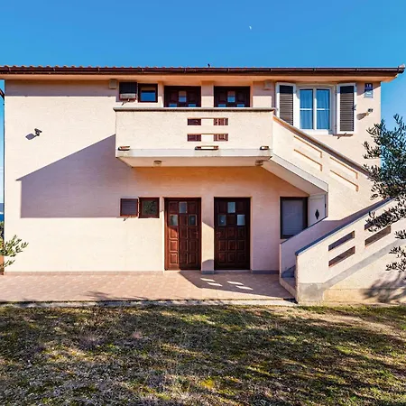 아파트 In With House Sea View Neviđane