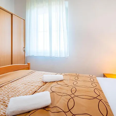 아파트 In With House Sea View Neviđane